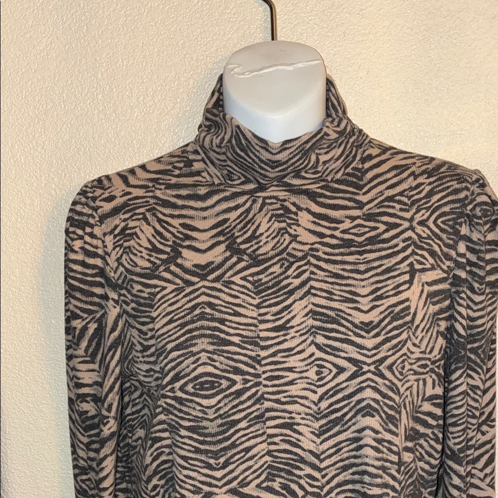 Jane and Delancy Turtleneck sweater, Women's M, Brown & Tan, zebra Print  EUC - Picture 5 of 16